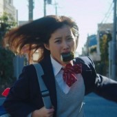 Hình ảnh nữ sinh trễ học được sử dụng để quảng bá gạo Niigata